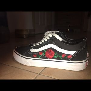 Vans Old Skool w/ Roses - Black and White